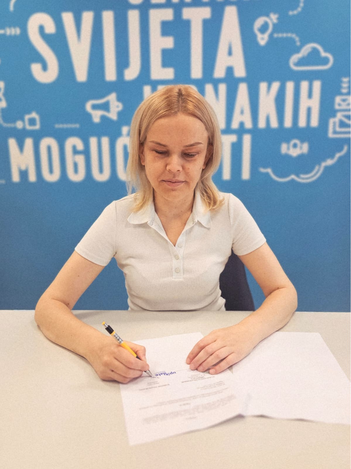 Dopredsjednica Marija Livajušić potpisuje ugovor